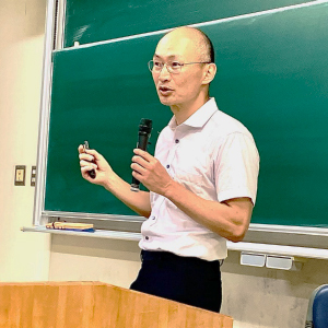 妻木範行教授が講義